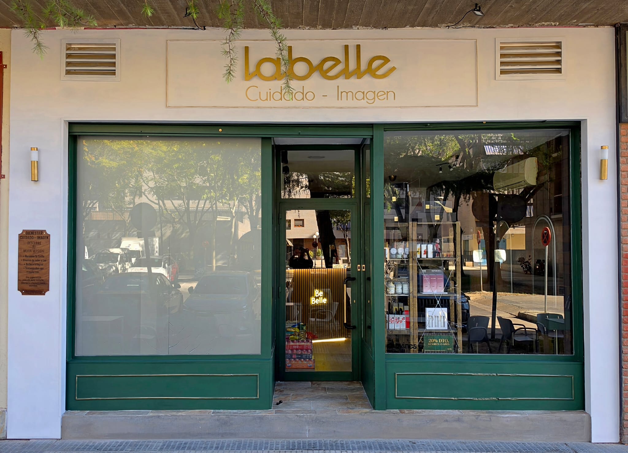 Fachada exterior y entrada de Labelle Cuidado e Imagen