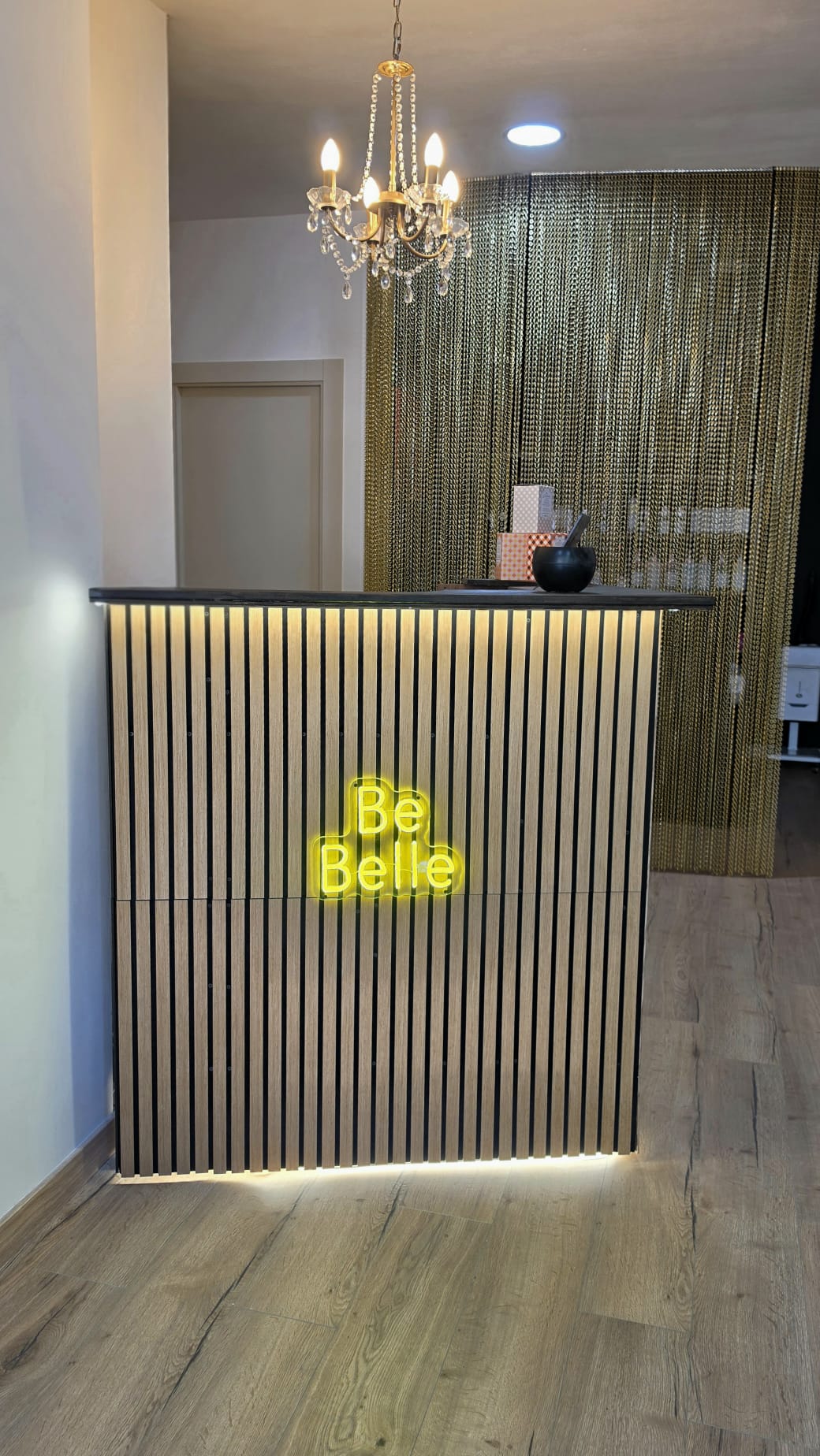 Recepción con mostrador de madera e iluminación cálida