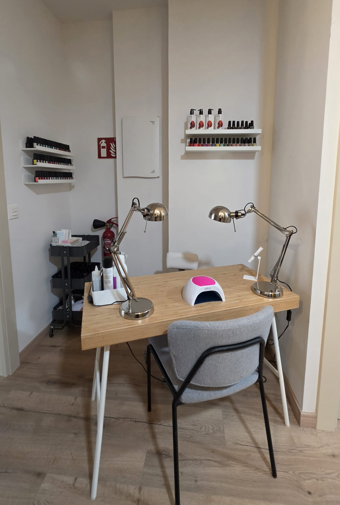 Mesa de manicura y esmaltado de uñas