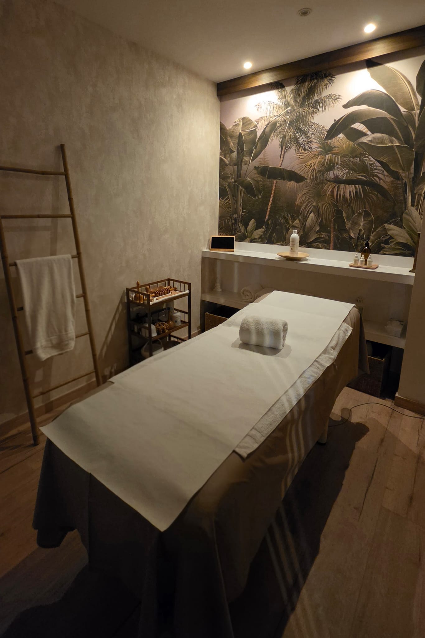 Cabina de masajes y estética con camilla y decoración zen